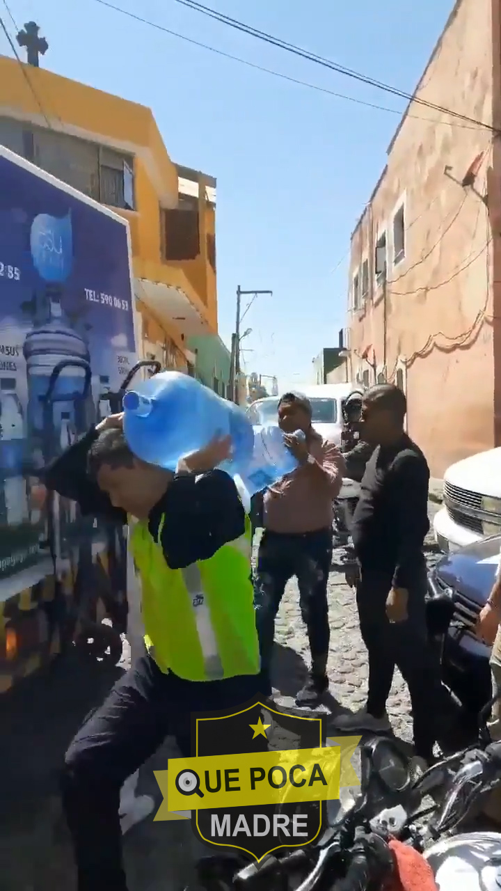Regalan garrafones de agua a estudiantes que marcharon en Huejotzingo