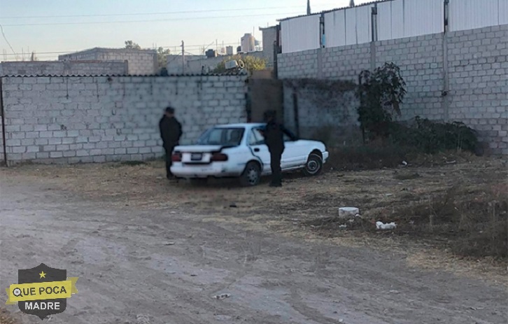 Encuentran dos cadáveres dentro de un auto en Ecatepec.