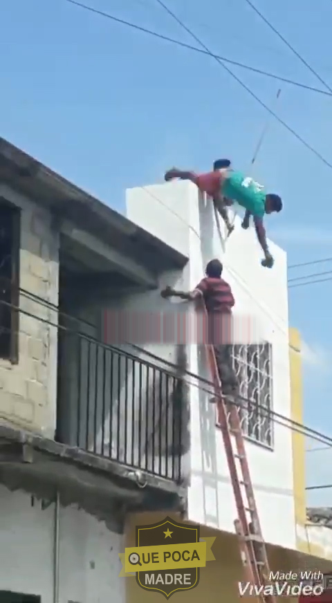 Albañil intentó salvar a su compañero que se estaba electrocutando