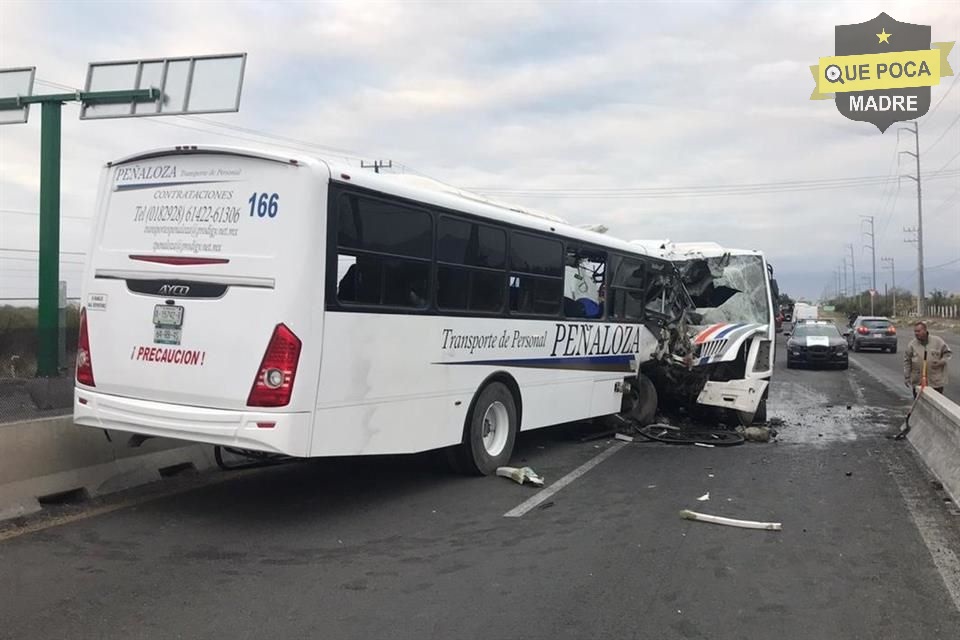 Chocan camiones de personal el Nuevo León y 25 trabajadores resultan lesionados.