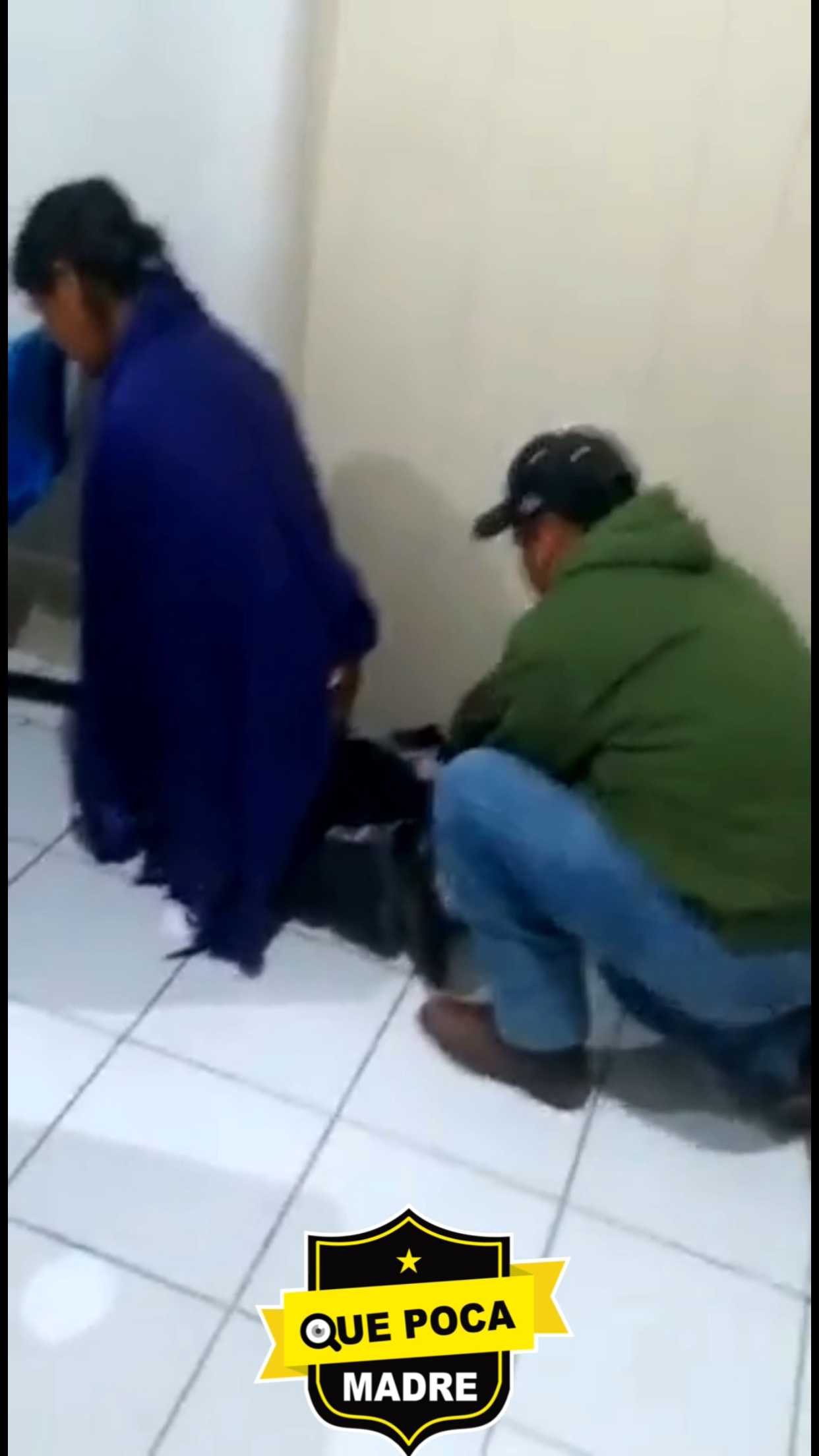 Mujer da a luz en sala de espera de Hospital en Michoacán.