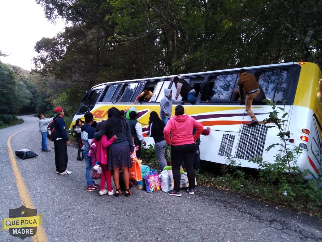 Autobús de pasajeros se sale del camino en Oaxaca.