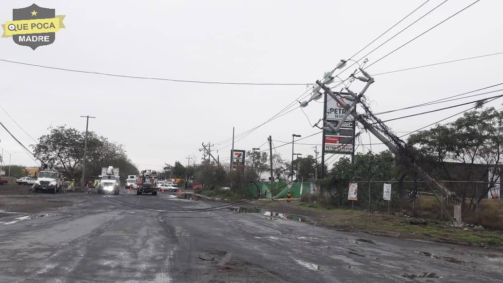 Accidente daña varios postes y obliga a cierre de carretea en Nuevo León