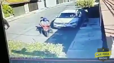 Motoratones asaltan a mujer despojándola de su camioneta