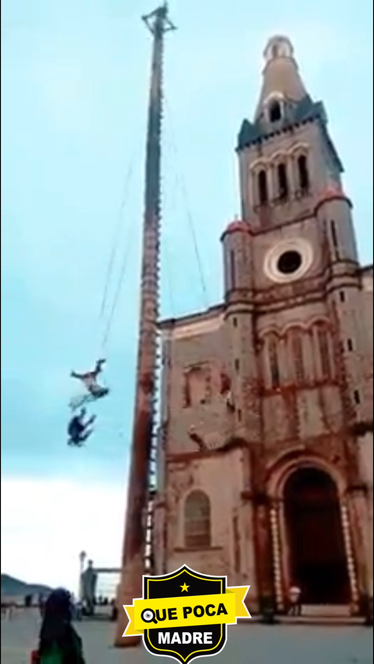 Voladores de Papantla casi sufren accidente.