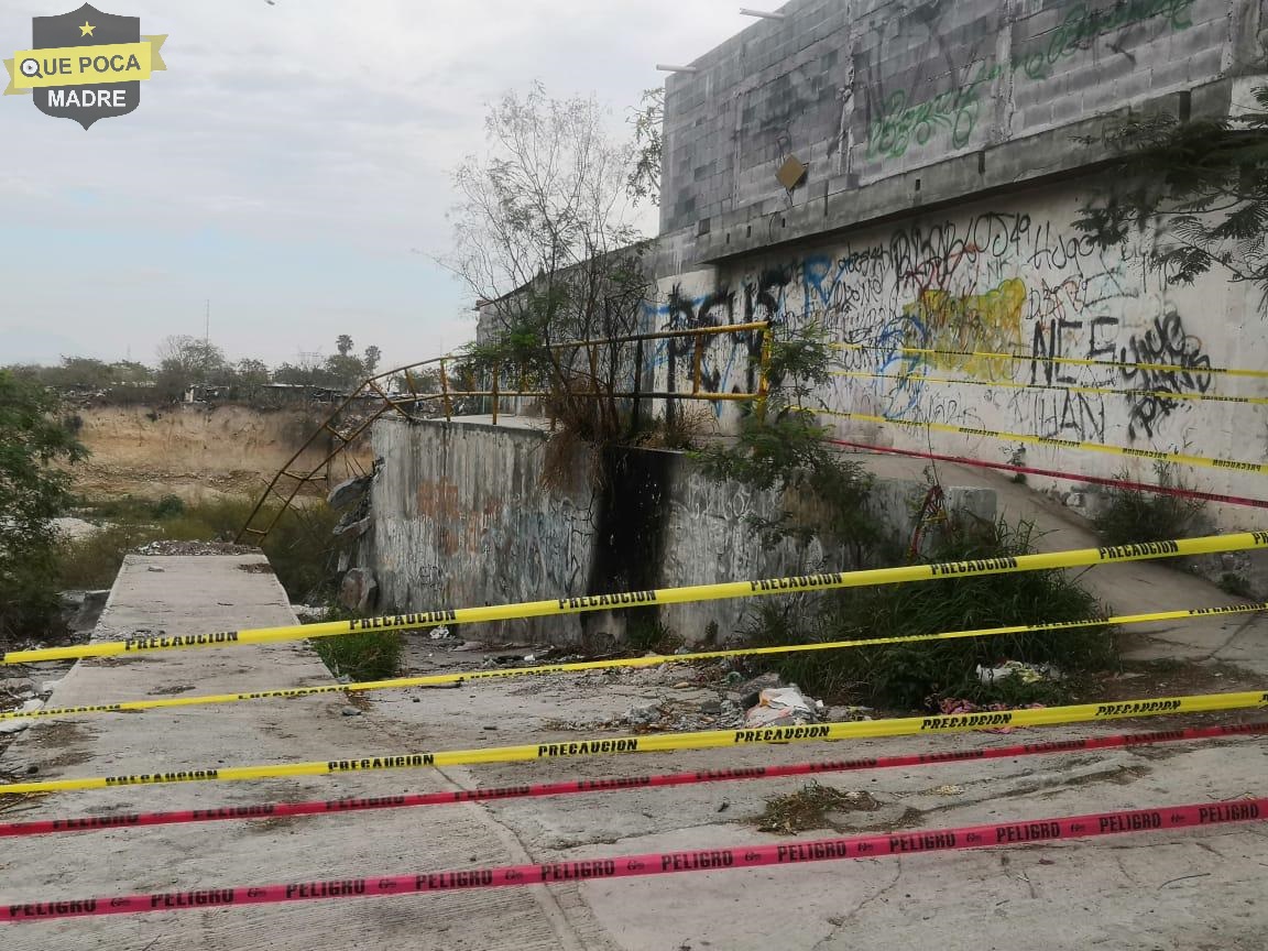 Caída de puente puso en riesgo dos casa en Nuevo León.