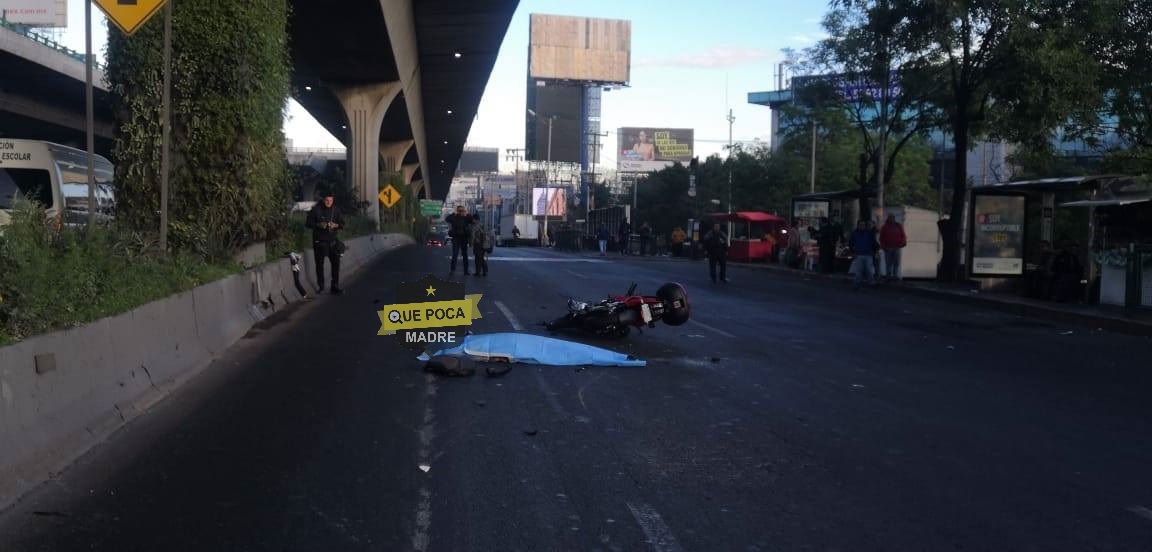 Muere motociclista al chocar contra microbús en Naucalpan.