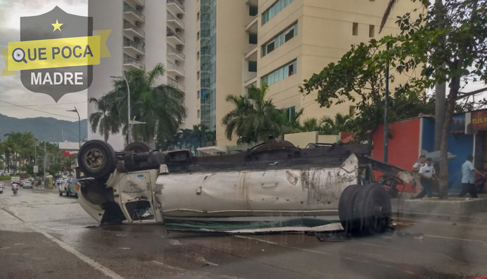 Pipa de combustible vuelca sobre la costera de Acapulco.