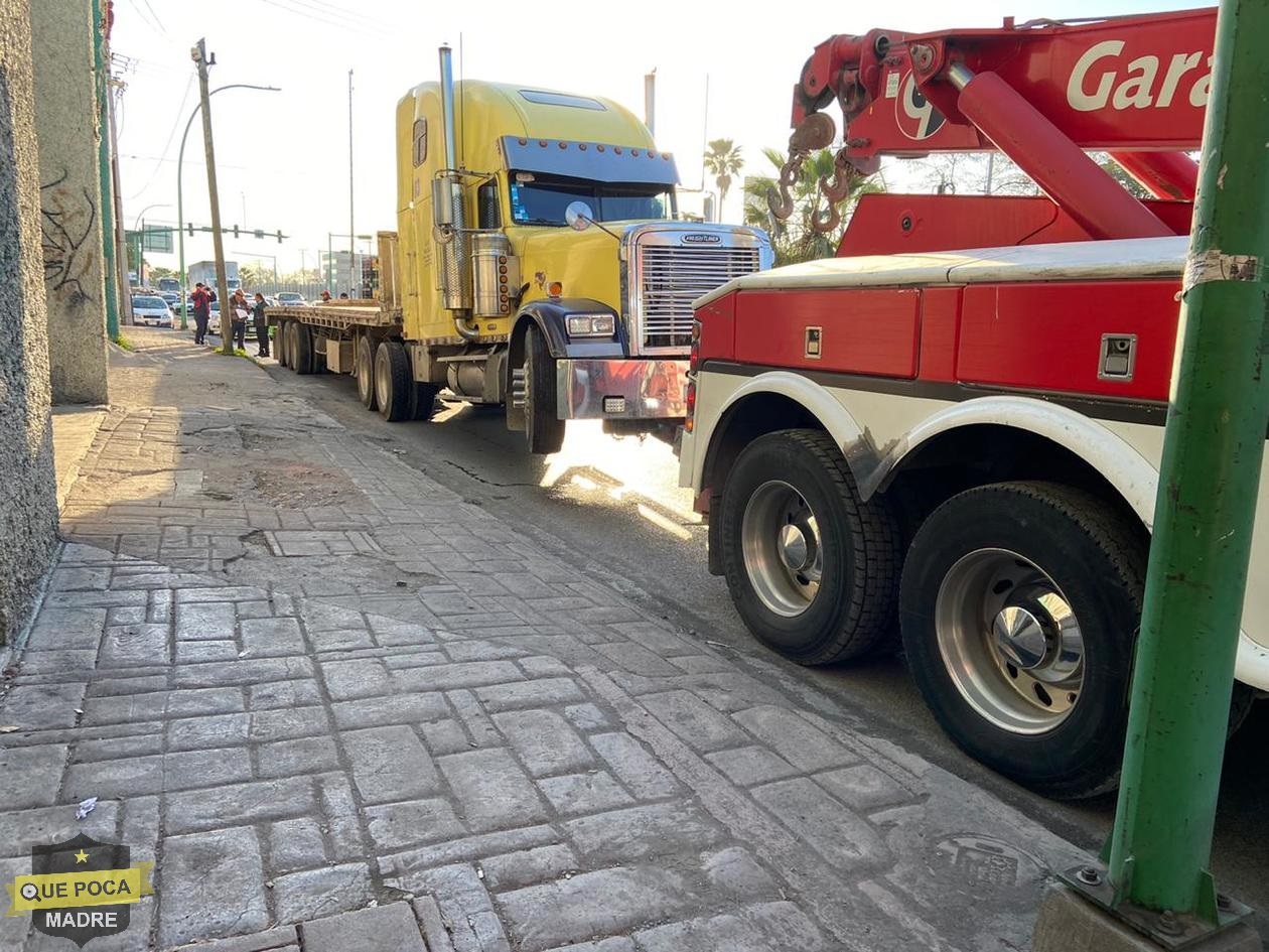 Choque entre tráiler y Ecovía deja tres lesionados en Nuevo León.