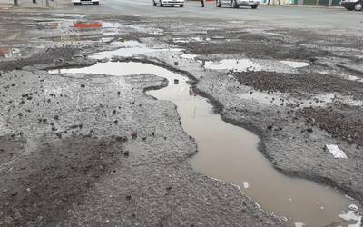 Vecinos reportan daños en pavimento por fuga de agua en Chihuahua.