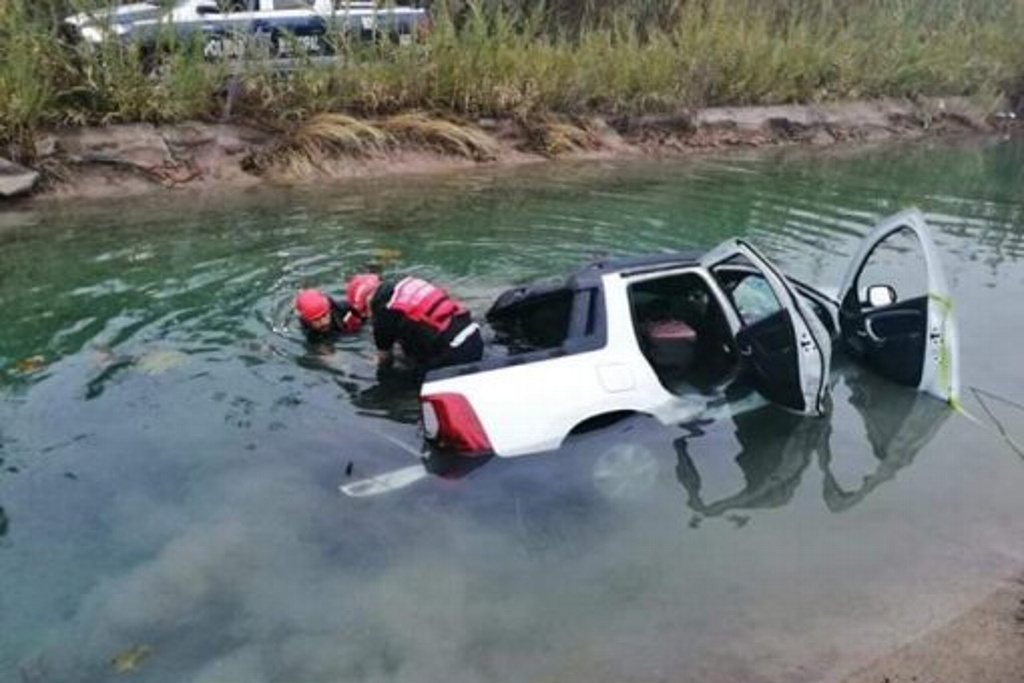 Cuatro muertos tras caer camioneta a un canal en San Luis Potosí.