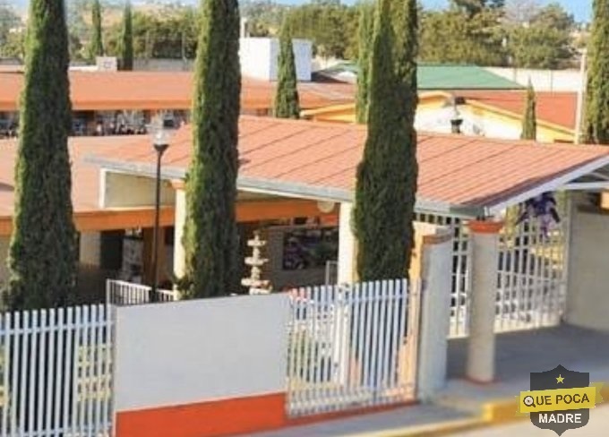 Protestan contra director en secundaria de Tlaxcala.