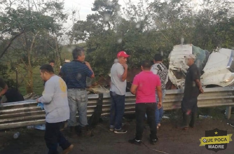 Vuelca camión con migrantes en Veracruz.