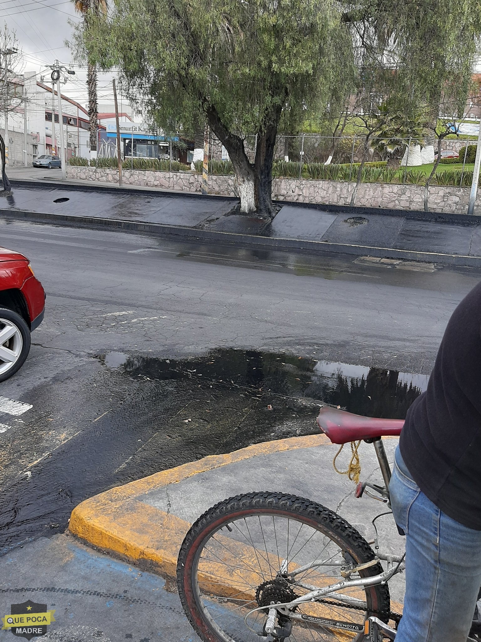 Reportan que empresa tira pintura en calles de Naucalpan.