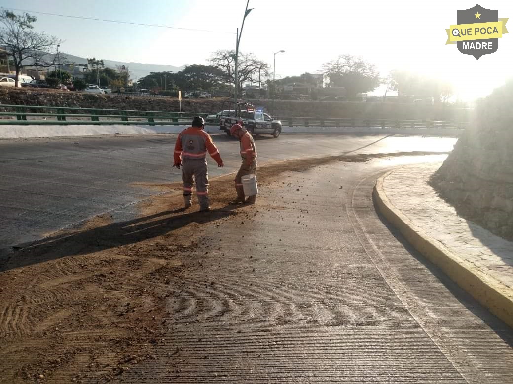 Reportan combustible derramado en la calle en #Tuxtla.