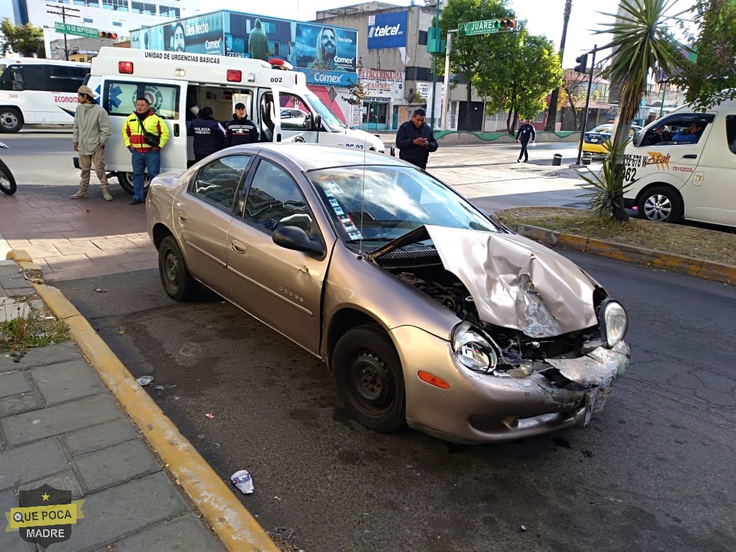 Mujer resulta lesionada por choque contra transporte público en Tlaxcala.