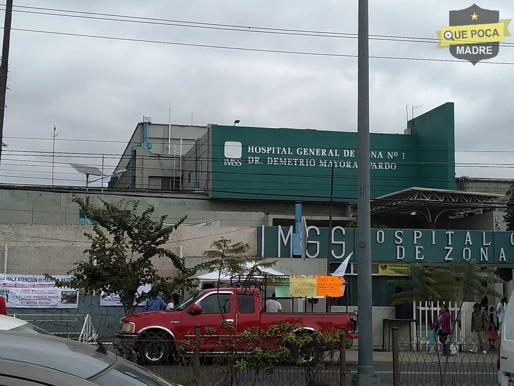 Trabajadores bloquean hospital de IMSS en Oaxaca.