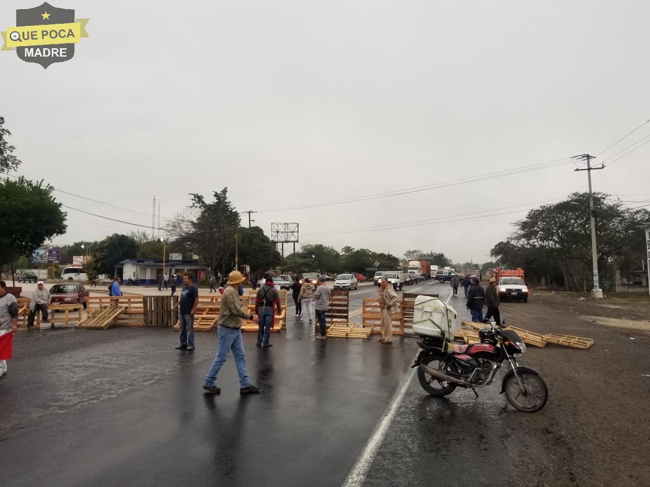 Cierran carretera en Veracruz para exigir justicia por joven atropellado.