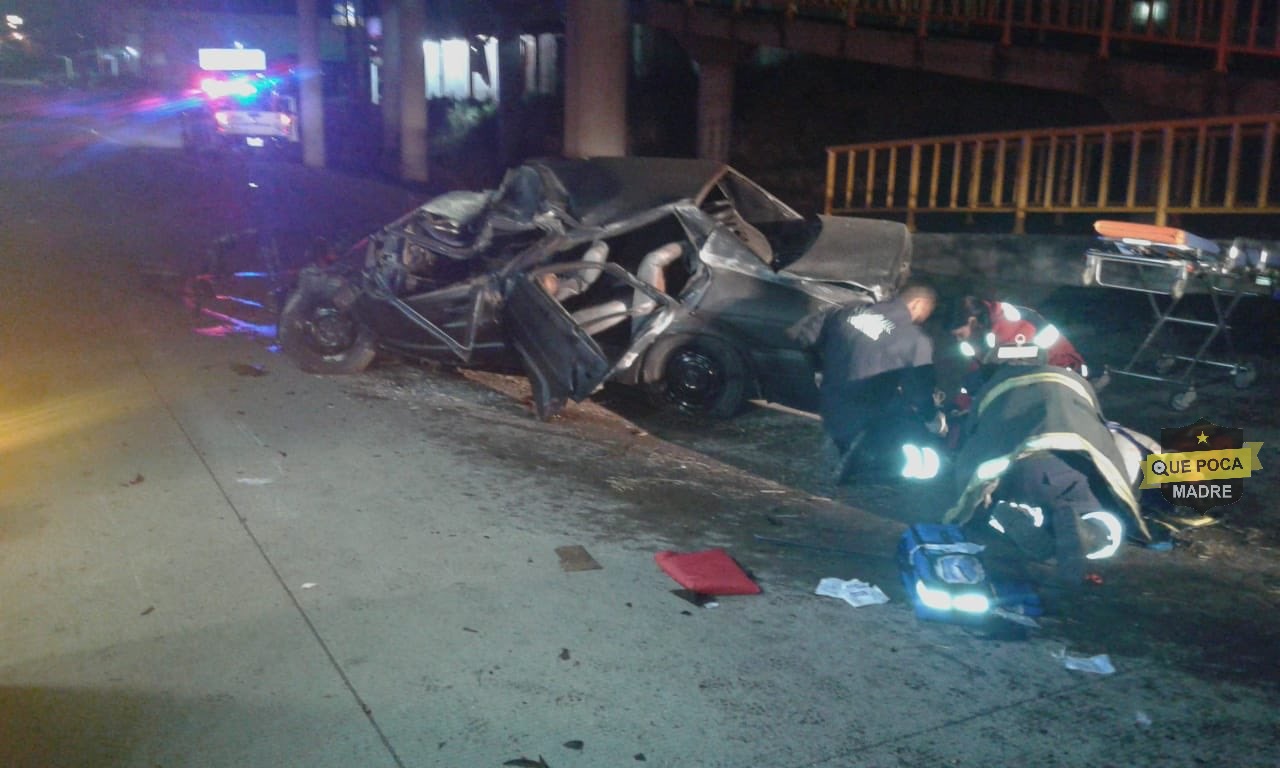 Muere automovilista en aparatoso choque contra puente en Jalisco.