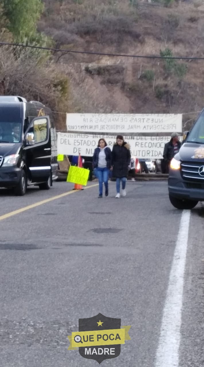 Bloquean carretera en Oaxaca para exigir reconocimiento de un municipio.