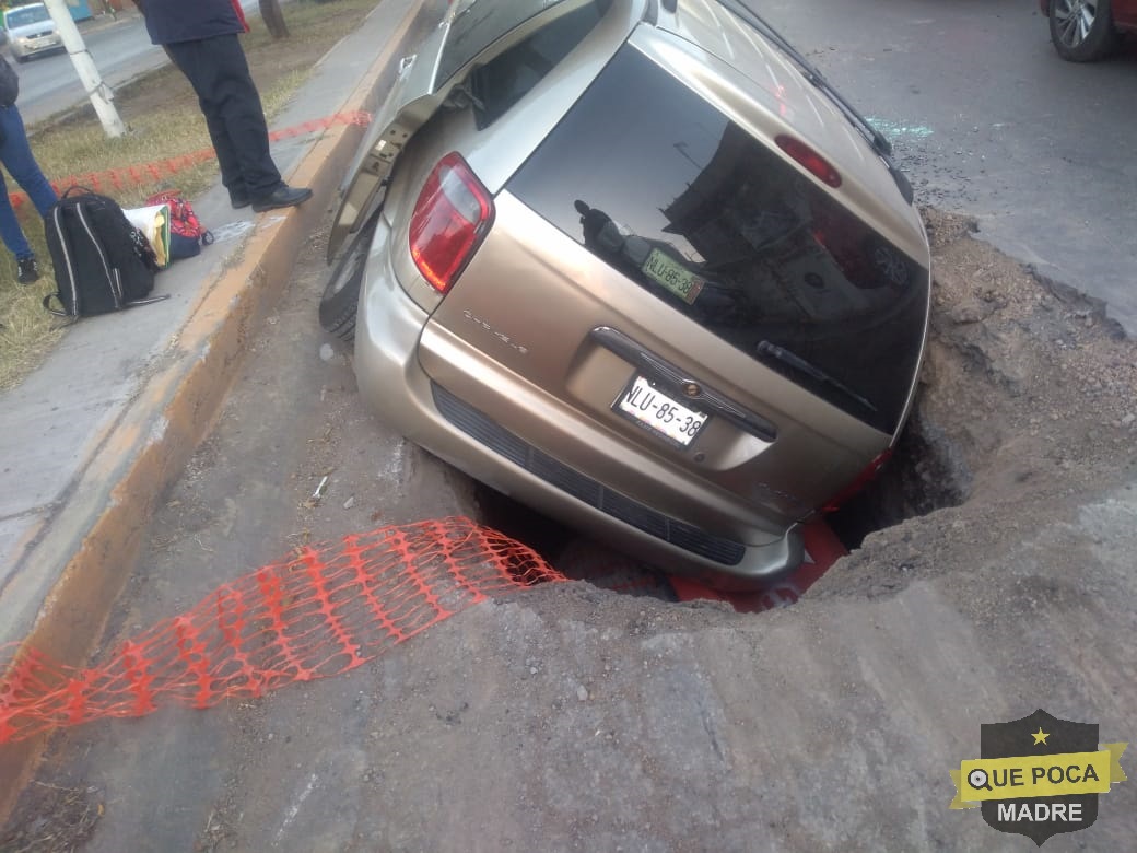 Cae camioneta a trabajos de una obra en Neza.