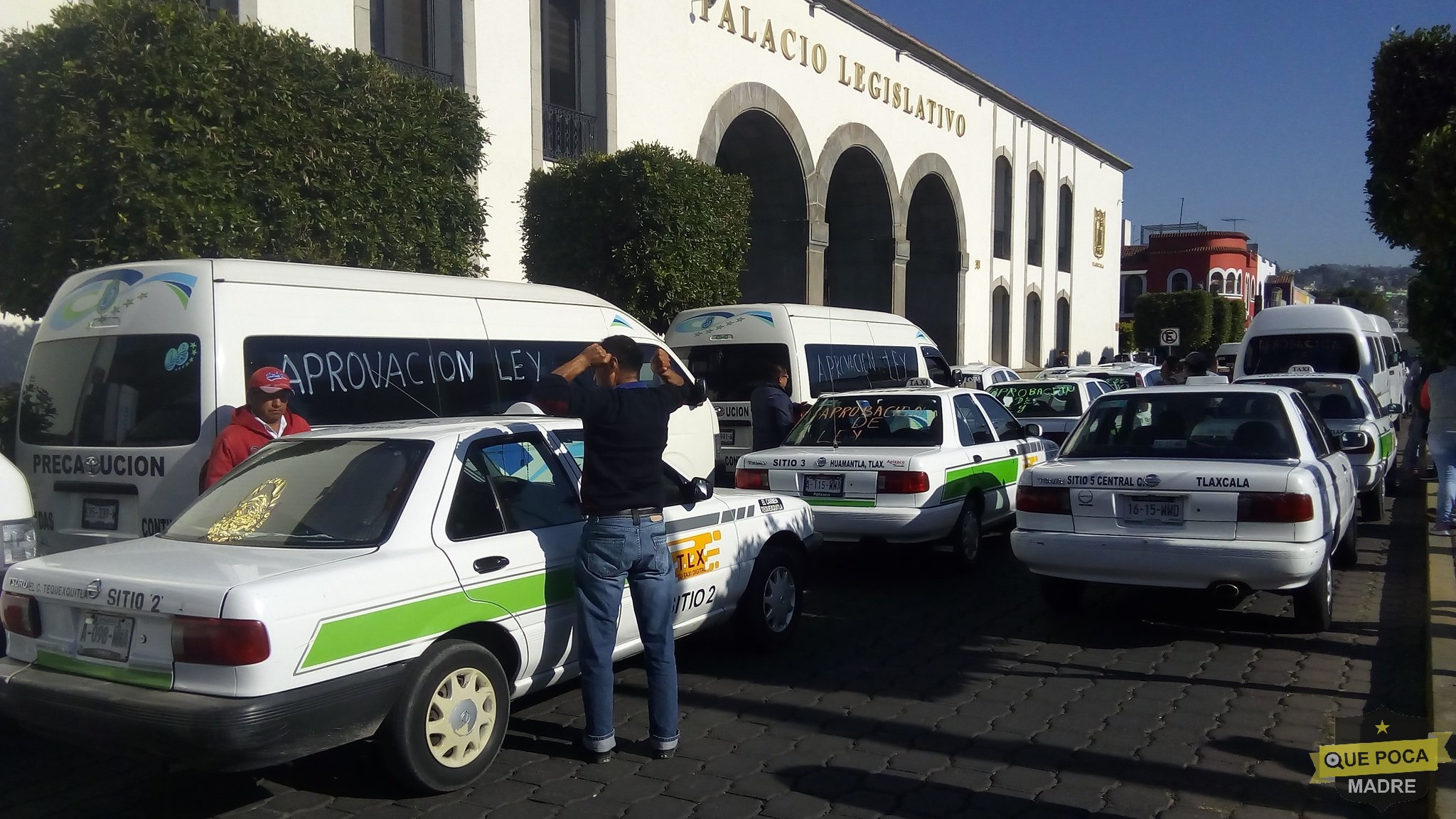 Transportistas se manifiestan en el Congreso de Tlaxcala.