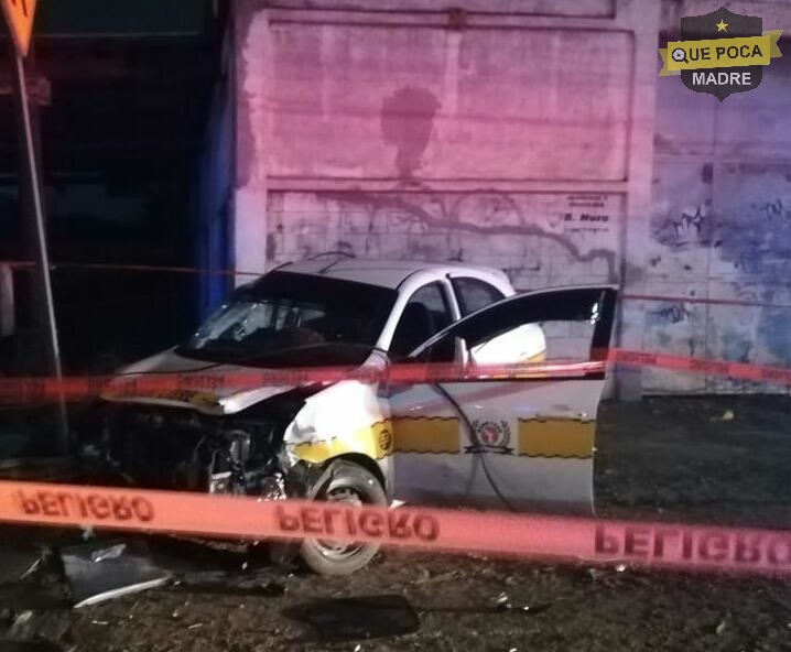 Muere taxista al chocar contra postes en Tamaulipas.