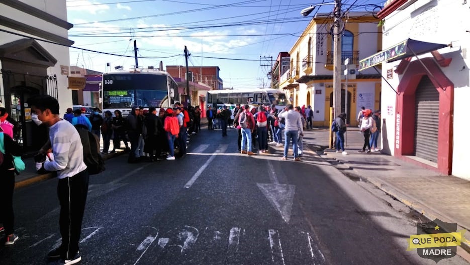 Normalistas bloquean calles de Oaxaca.