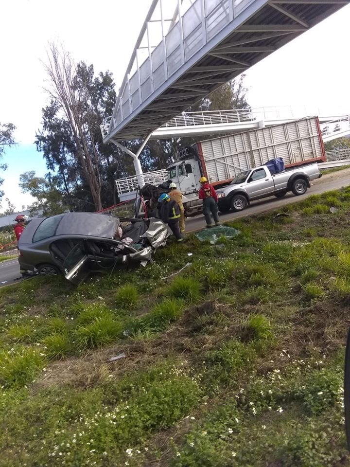 Camión choca contra automóvil y deja un herido de gravedad en Jalisco.