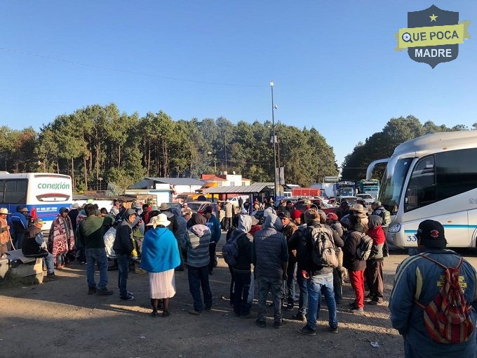 Se cumplen 24 horas de bloqueo en carretera por habitantes de Hidalgo.