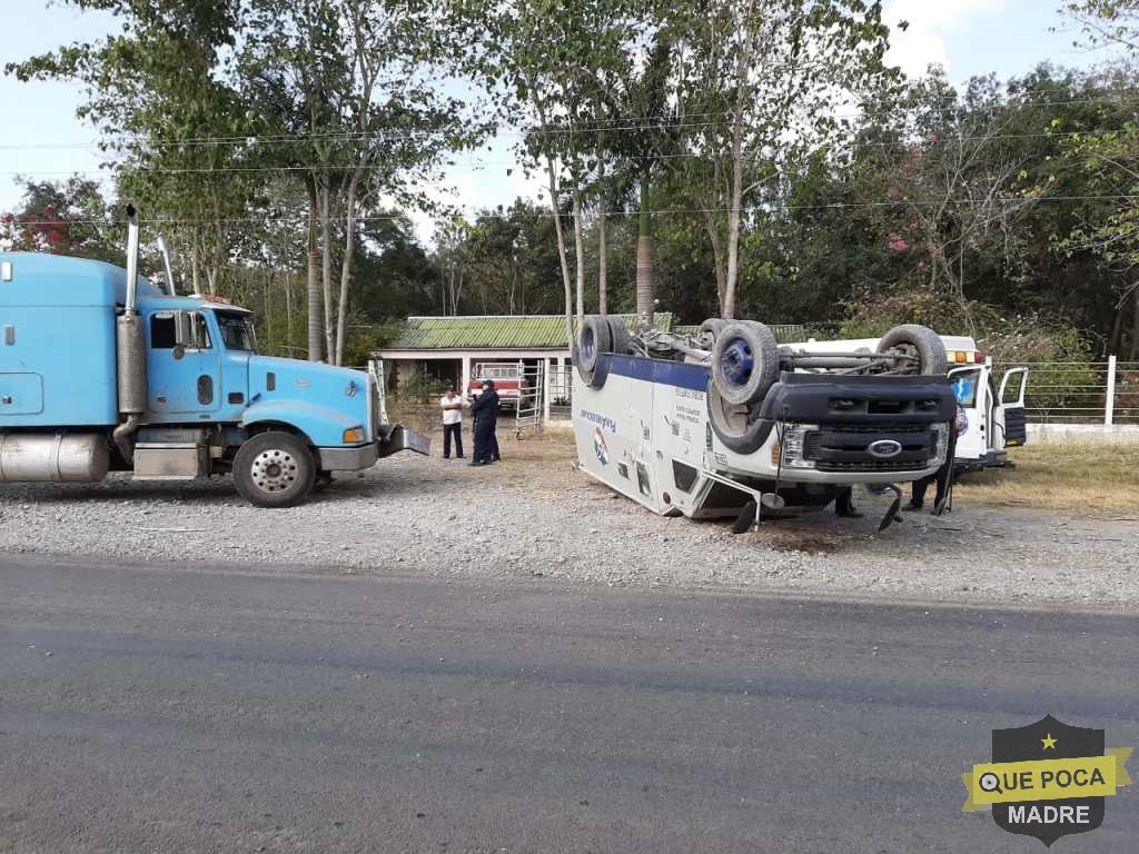 Camioneta de valores choca con tráiler y vuelca en Tamaulipas.