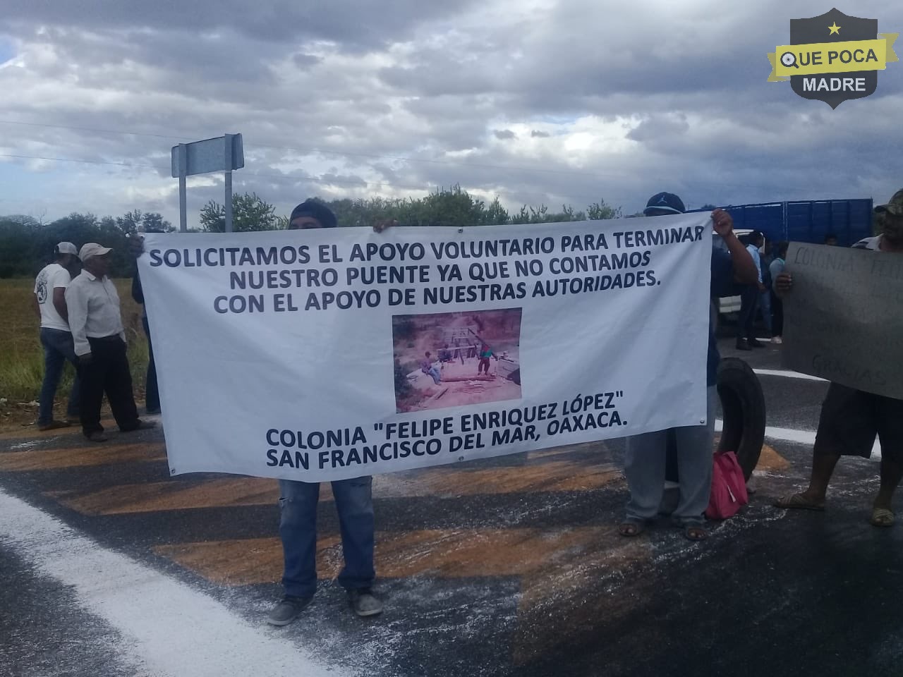 Se manifiestan en Oaxaca para pedir cooperación por una obra inconclusa.