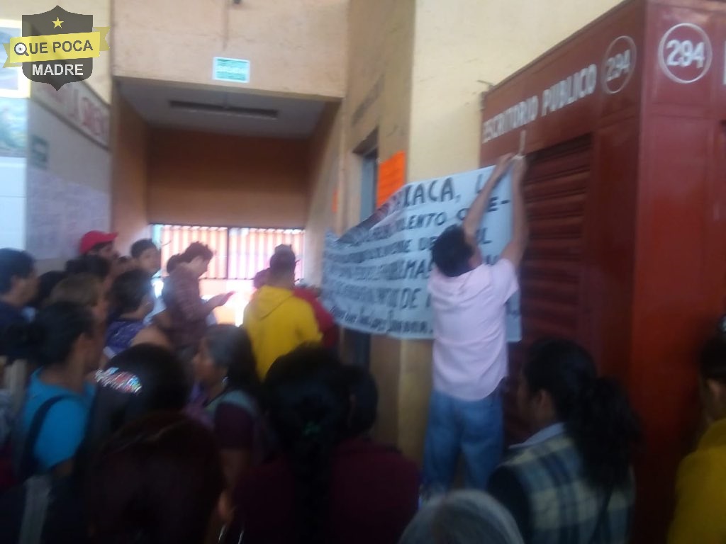 Locatarios de mercado bloquean calles en Oaxaca.