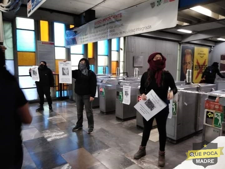 Mujeres protestan en el Metro de la CDMX.