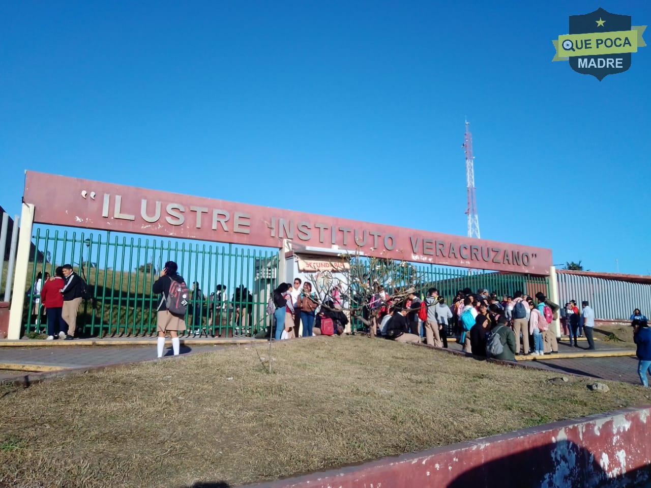 Protestan alumnos del Ilustre Instituto Veracruzano.