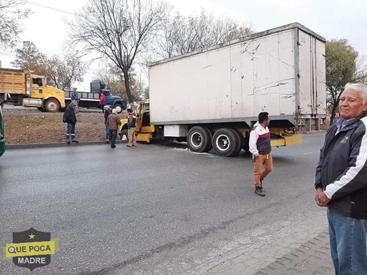 Camión de carga cae a Zanja en la Mexico-Querétaro.