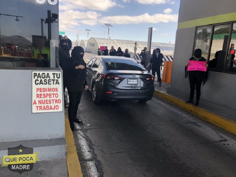 Mujeres protestan por feminicidios en caseta de Ecatepec.