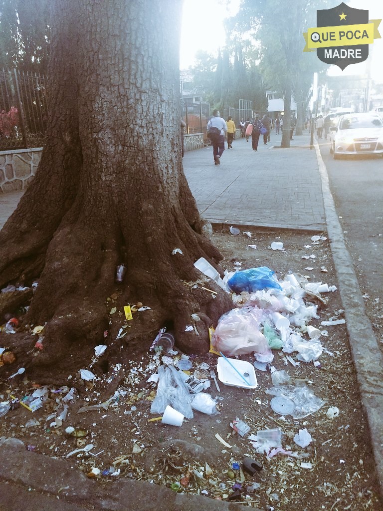 Denuncian que comerciantes dejan montones de basura en Naucalpan.