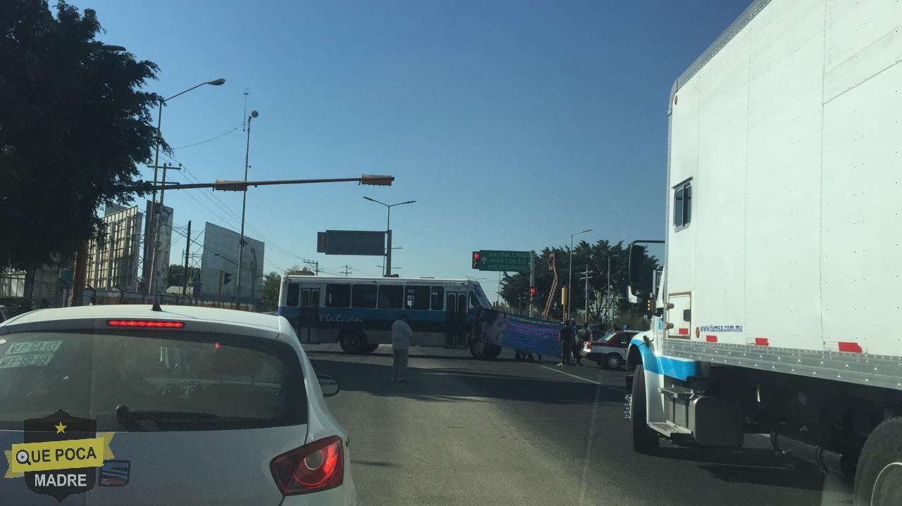 Bloquean crucero del aeropuerto en Oaxaca.