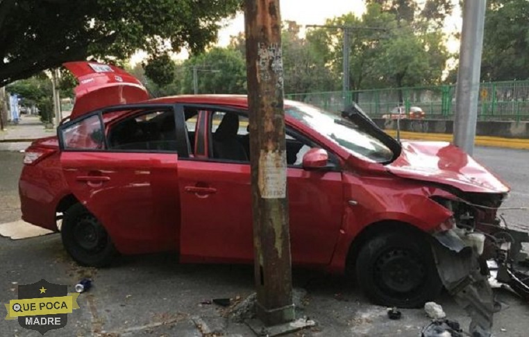 Conductor choca, abandona su auto y lo desmantelan en calles de Guadalajara.