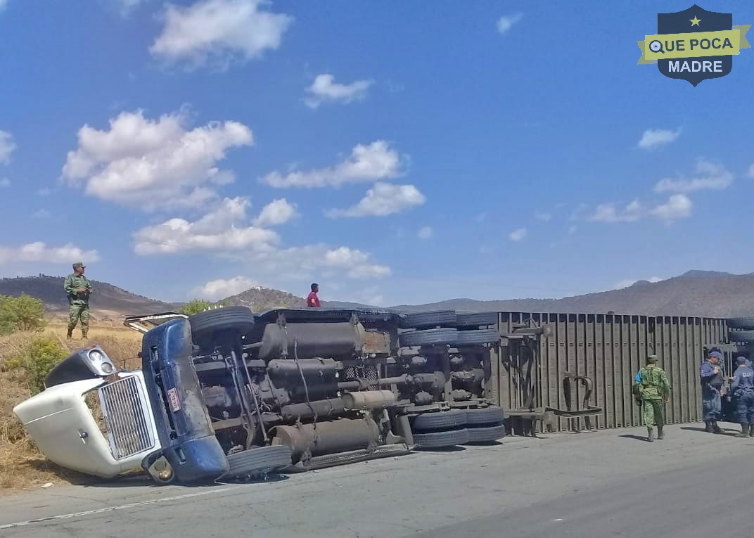 Tráiler vuelca en Tlaxcala y el conductor resulta lesionado.