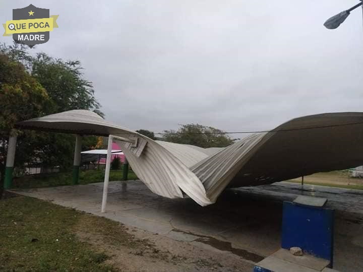 Vientos por frente frío tiran techo en una primaria en Veracruz.