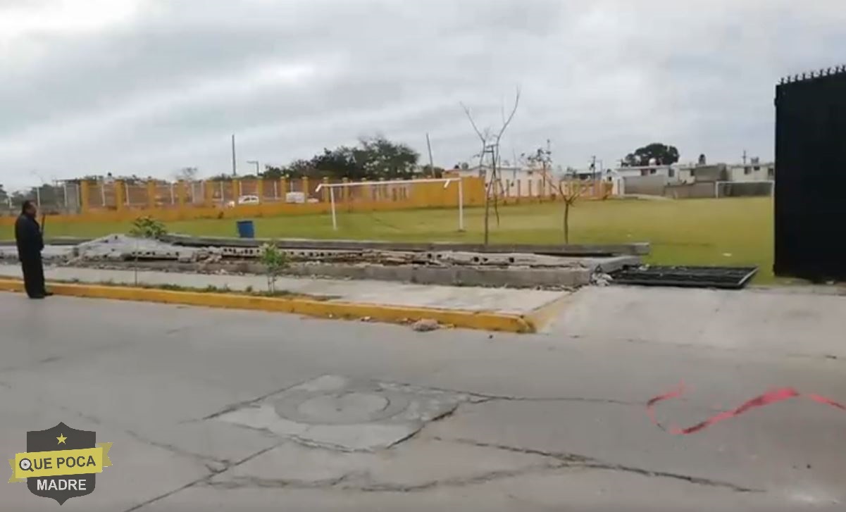 Vientos por frente frió provocan caída de barda en escuela de Tamaulipas.