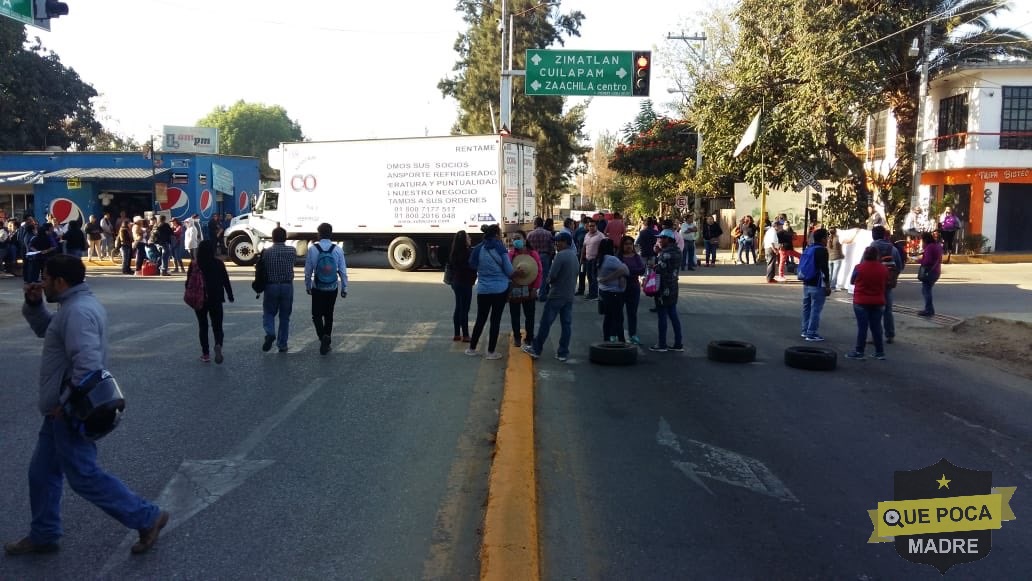 Maestros bloquean calles en Oaxaca por audiencia del gobernador.