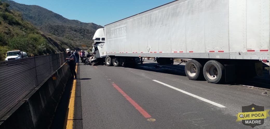 Chocan dos tráileres en Tepic.