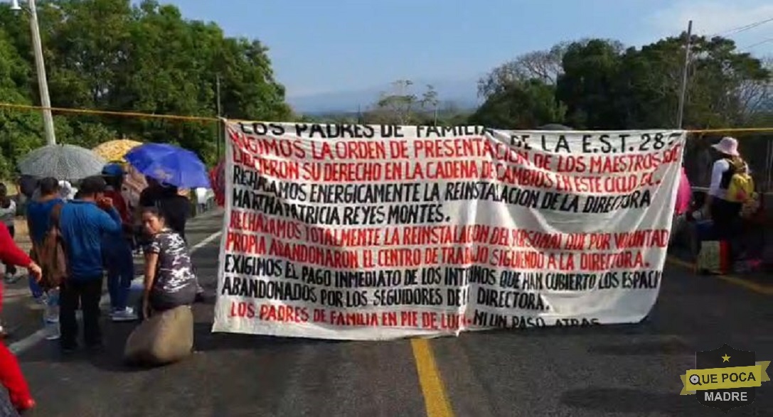 Maestros y padres de familia de una secundaria bloquean carretera en Chiapas.