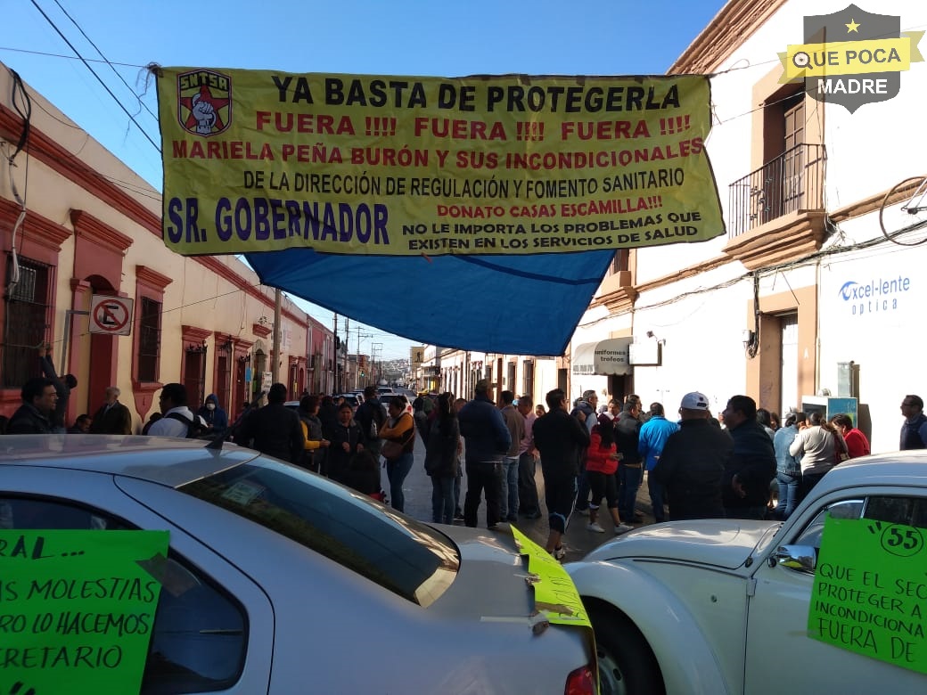 Trabajadores de salud bloquean calle en Oaxaca.