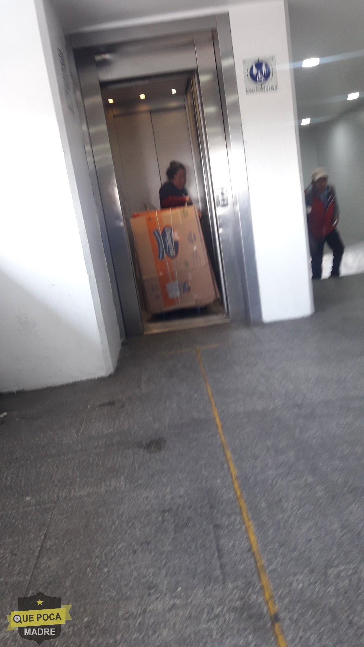 Vendedores usan elevadores del metro de la CDMX, para transportar su mercancía.