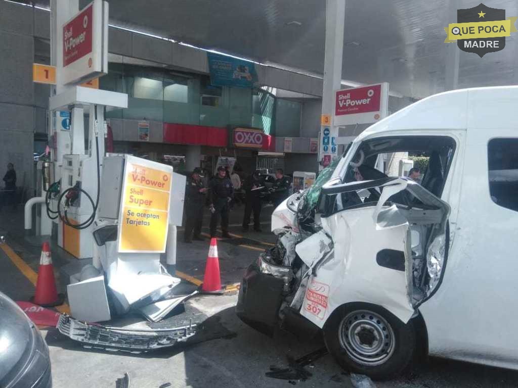 Choca combi con bomba de gasolina en Naucalpan.