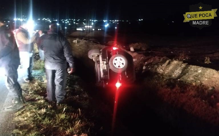 Conductor ebrio cae a un canal en Hidalgo.